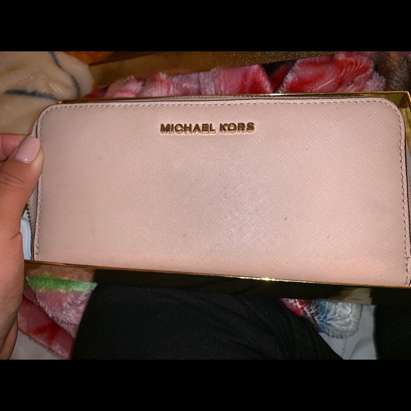 Michael Kors Handbags - Used Michael Kors wallet Michael Kors Handbags - Used Michael Kors wallet